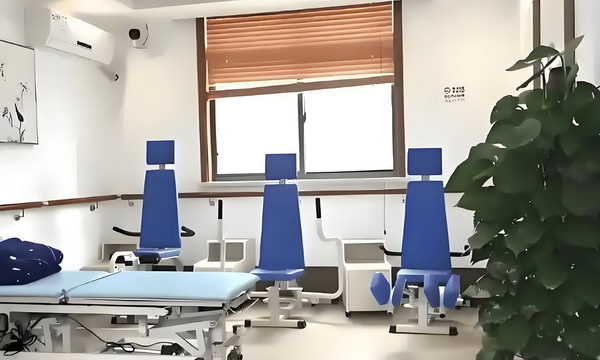 全日制专科深圳落户政策_杜江夫妇泰国度假霍思燕体态看着太好了 国度假霍思站在一旁不吭声